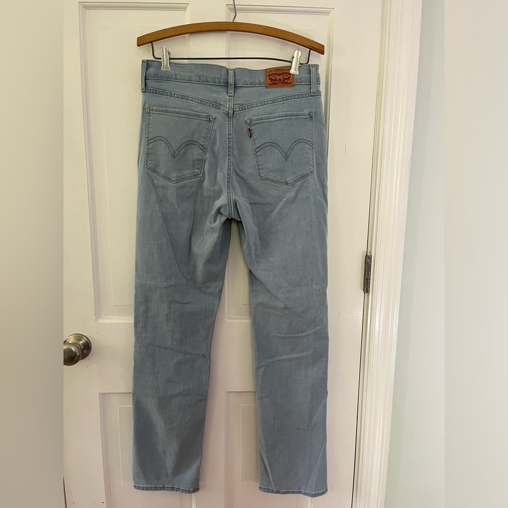 Levis Classic Straight in Light Wash Size 8 - Picture 2 of 10